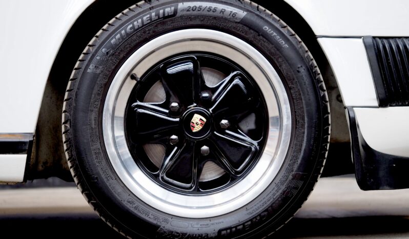 Porsche 911 Carrera 3.2 Targa 915 – 1984 complet