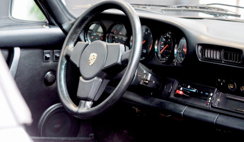 Porsche 911 Carrera 3.2 Targa 915 – 1984 complet